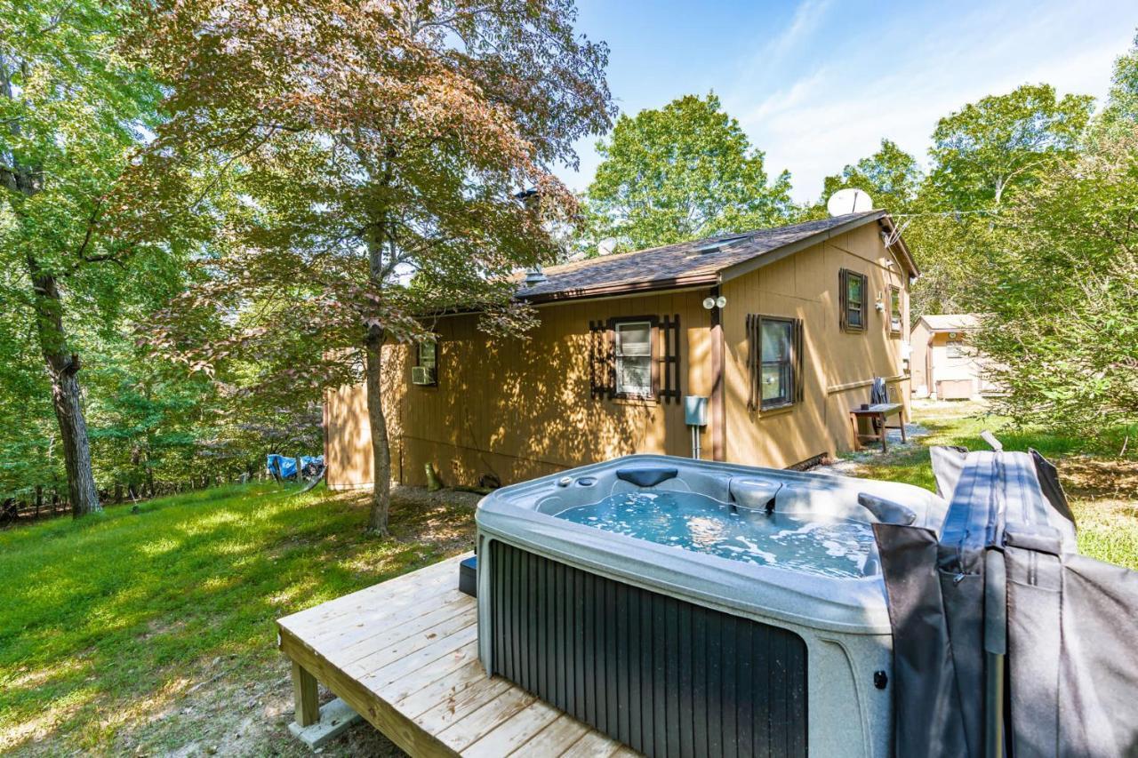 River Access Cabin With Hot Tub, Fire Pit, & Wifi! Morton Grove Dış mekan fotoğraf